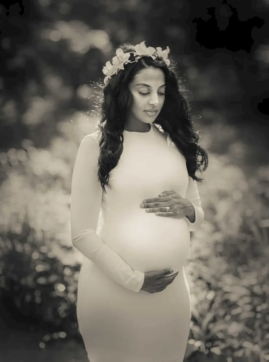 Gravid kvinne fotografer i naturen