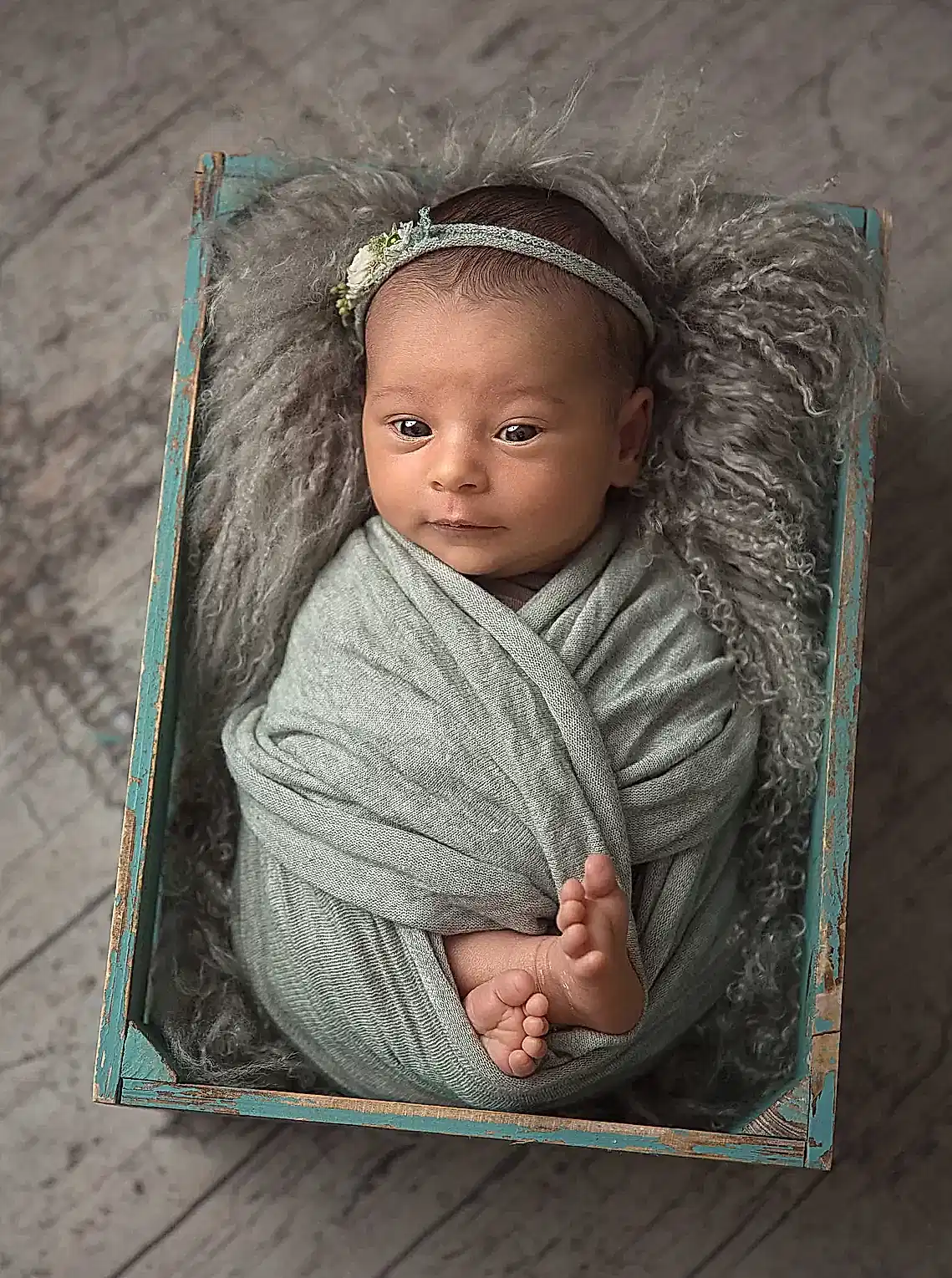 Baby sover i en trekasse med pute