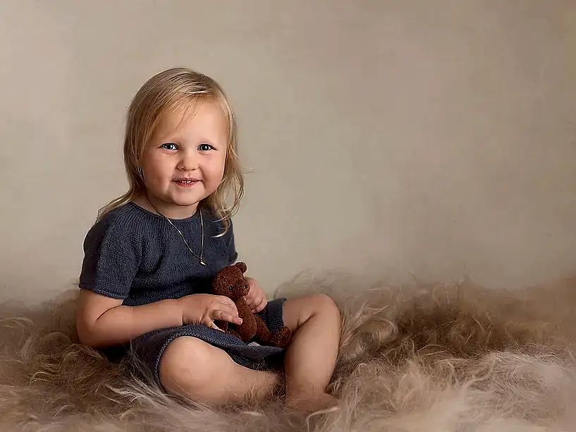 Fotografi av ei sittende ung jente