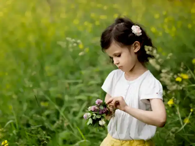 Jente med blomster