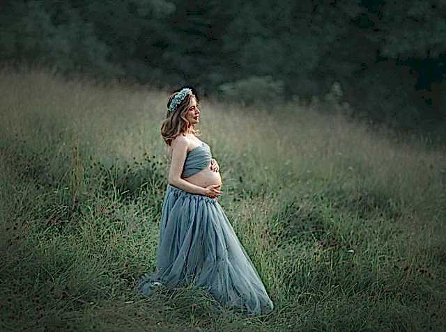 Gravid kvinne med blomsterkrans