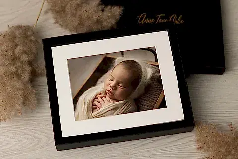 Baby sover med hånden på kinnet