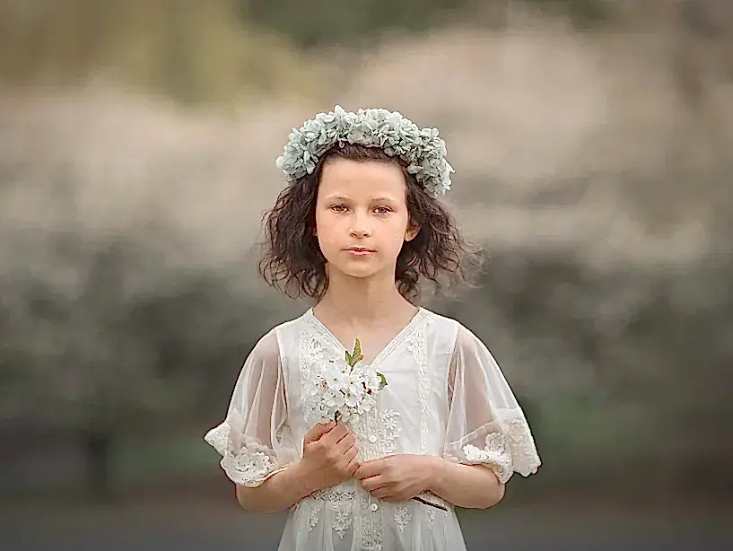 Jente med krans og blomster