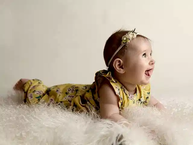 Baby i gul sparkebukse