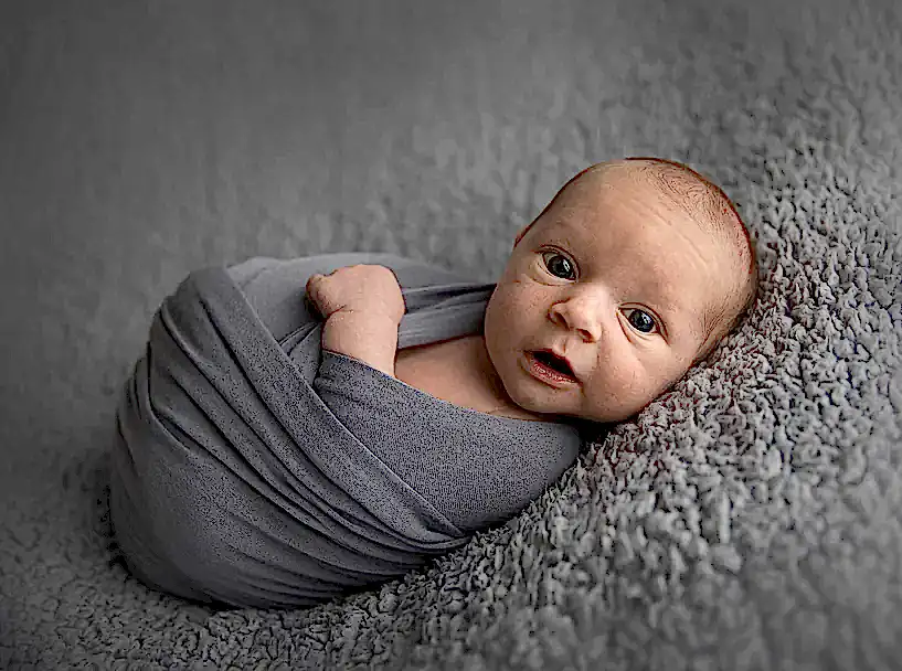 Baby ser på kamera