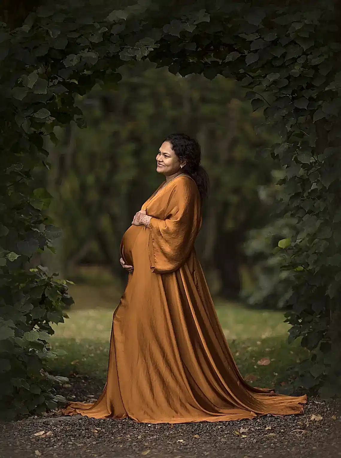 Gravid kvinne ute i skogen
