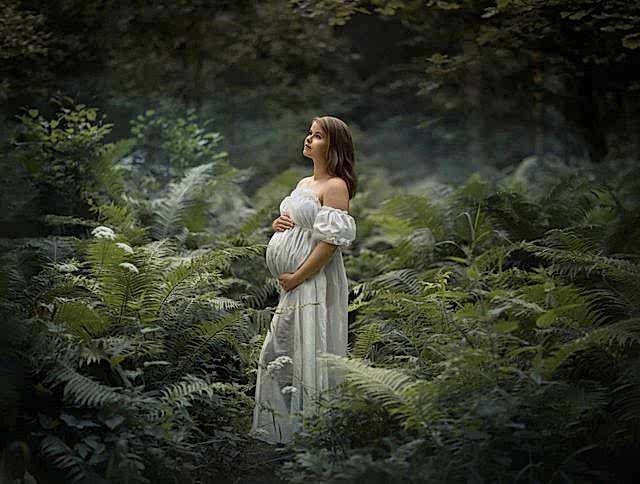 Gravid kvinne i skog