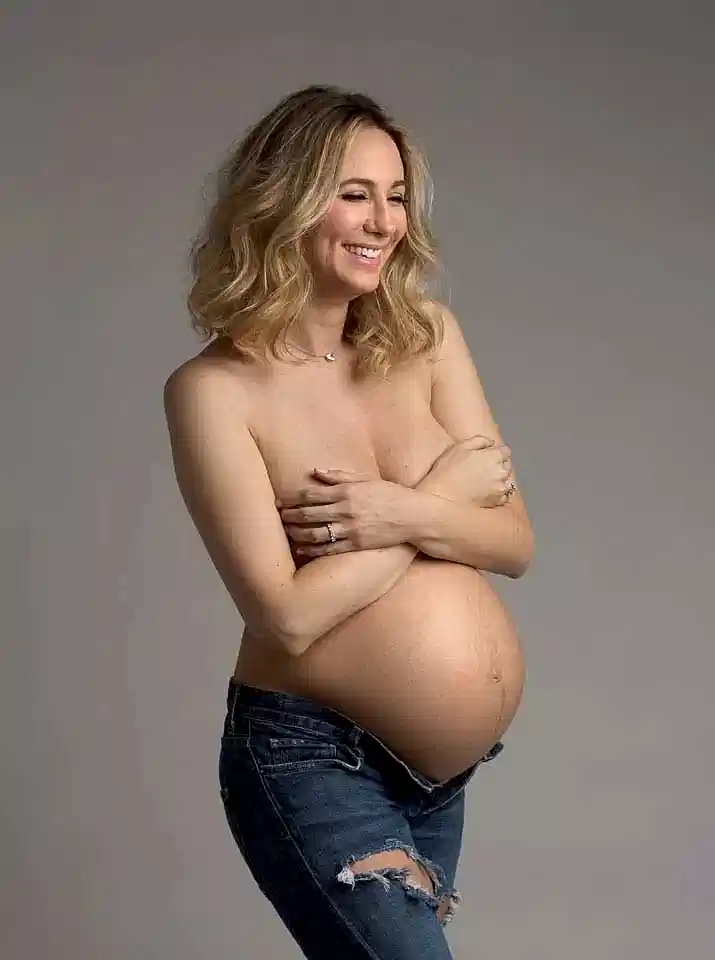 Gravid kvinne i jeans
