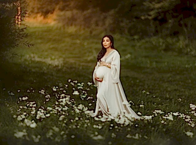 Gravid kvinne holder om magen