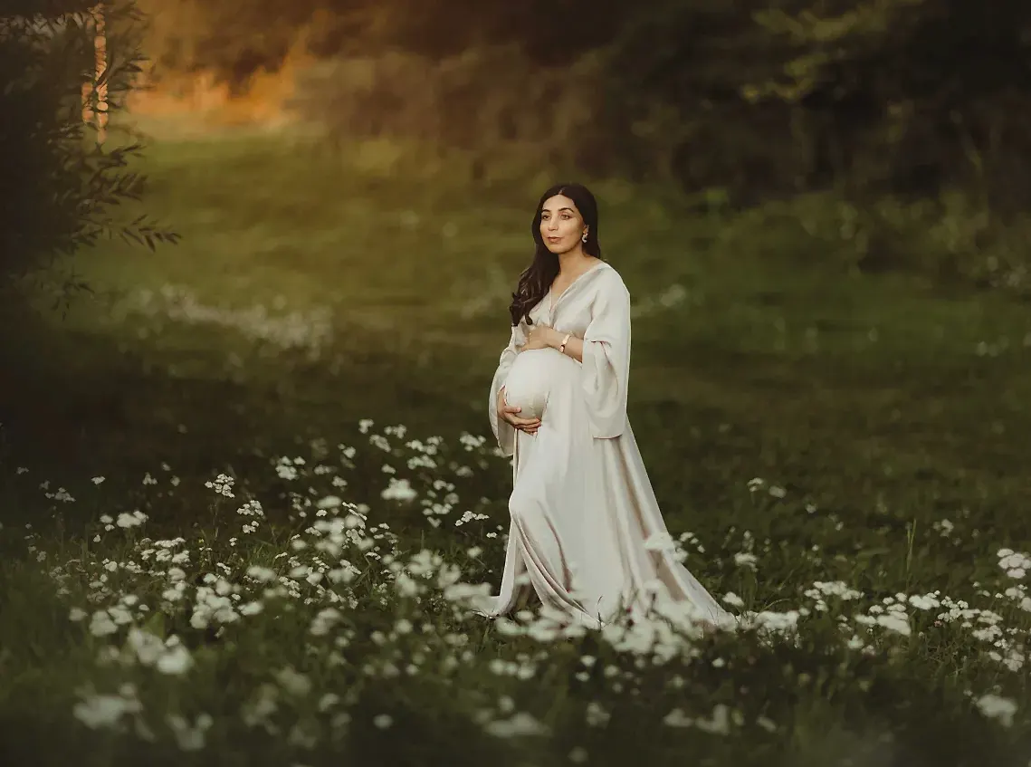 Gravid kvinne holder om magen